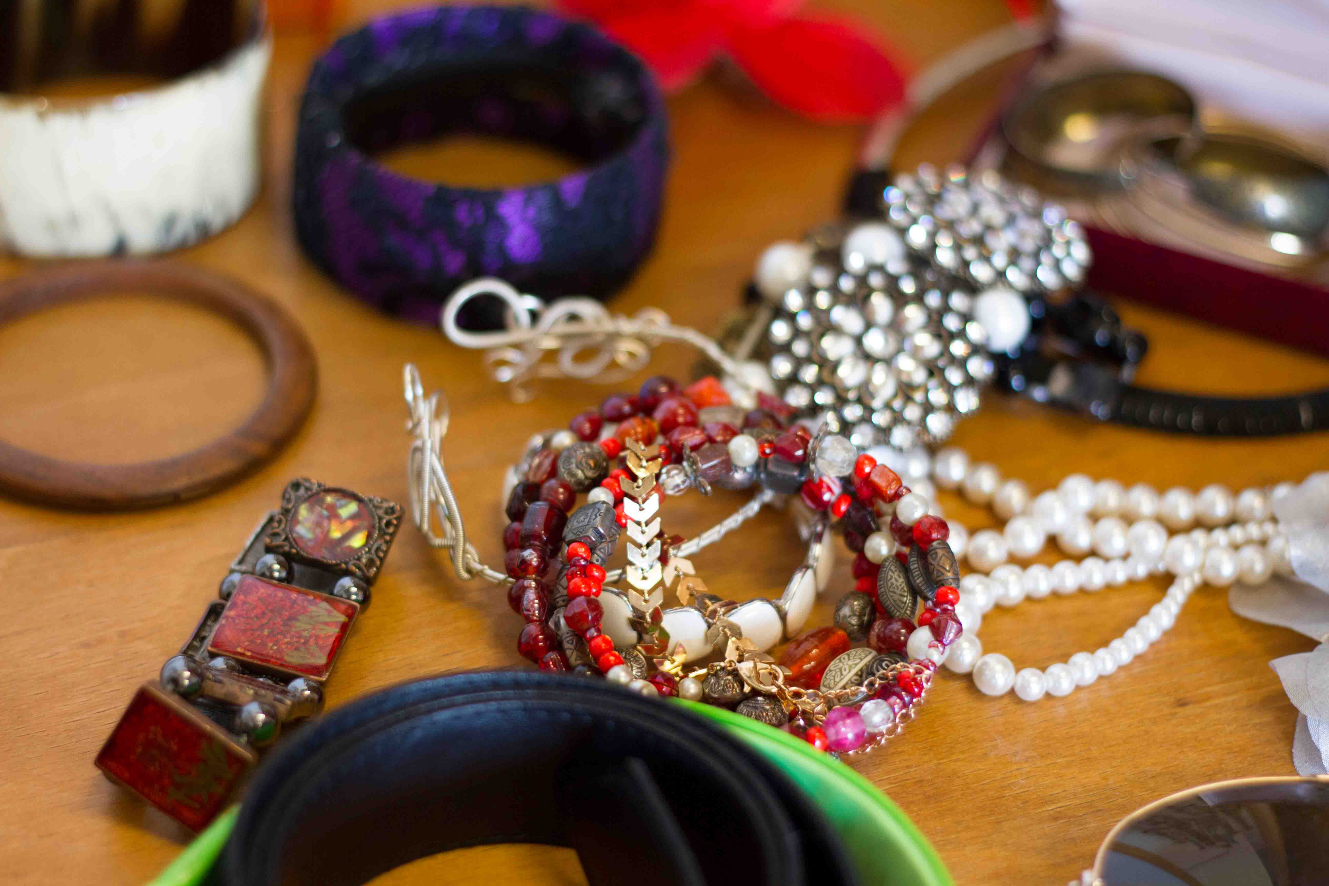 Bild mit verschiedenen Armbändern
