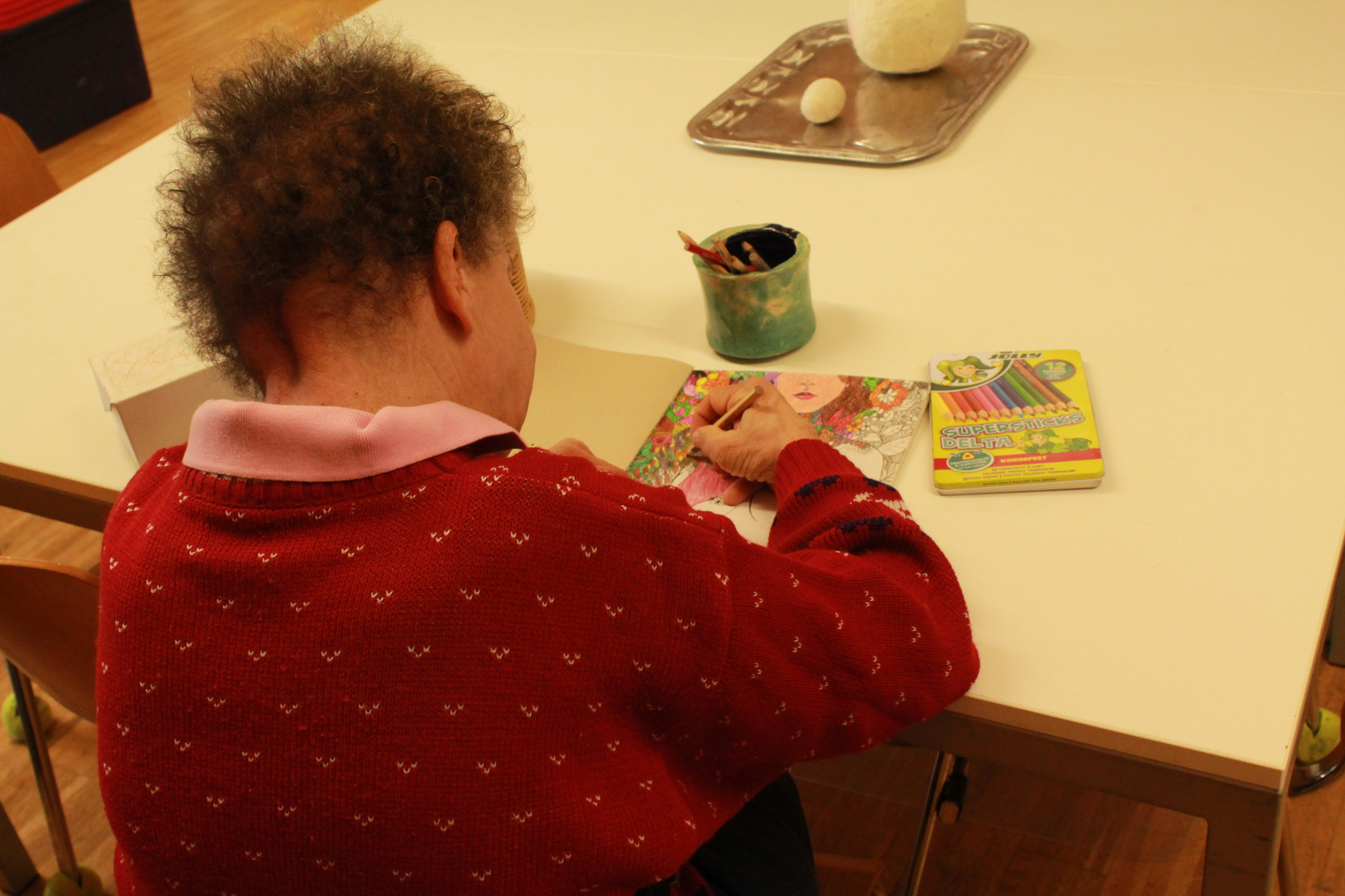 Frau mit Behinderung malt ein Bild