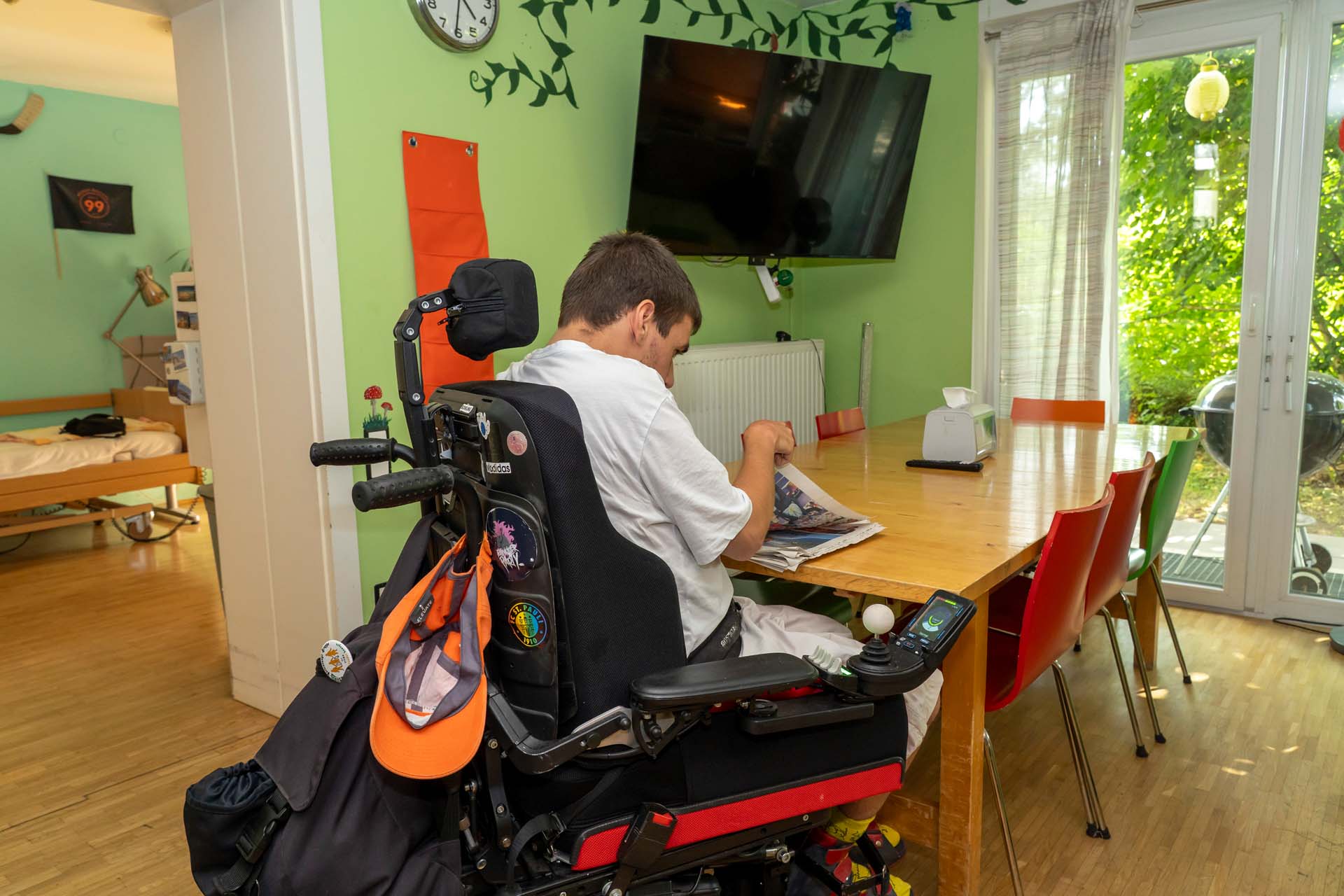 Person im Wohnzimmer ließt eine Zeitung