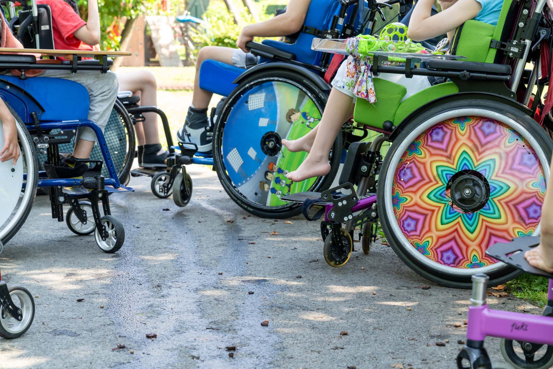 Bild mit mehreren bunten Rollstühlen