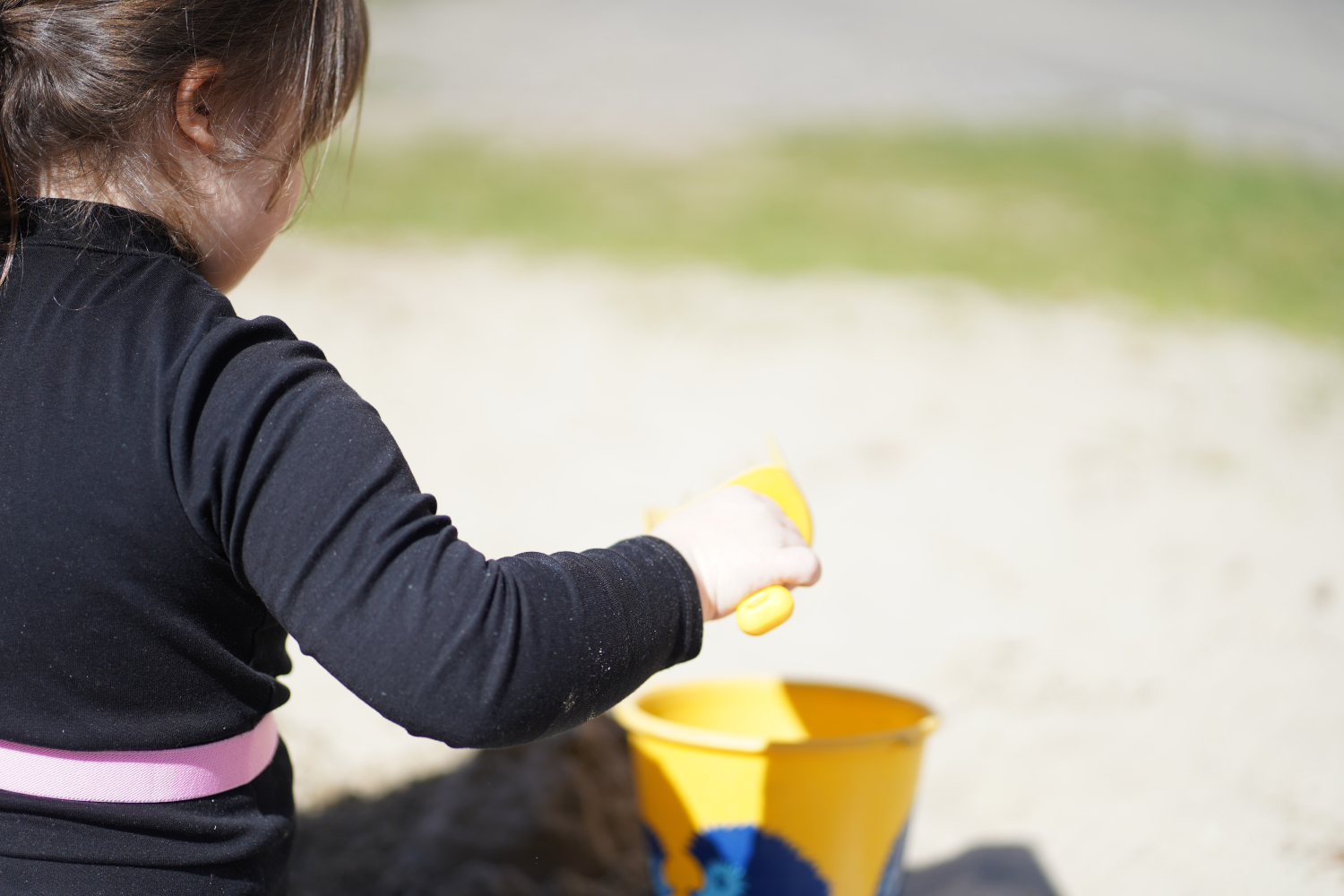 Bild von einem Kind, dass mit Sand spielt