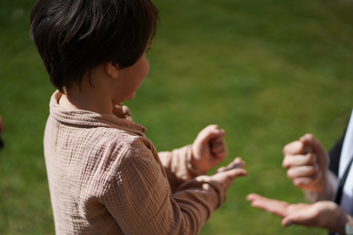 Bild von Kindern, die Schere, Stein, Papier spielen