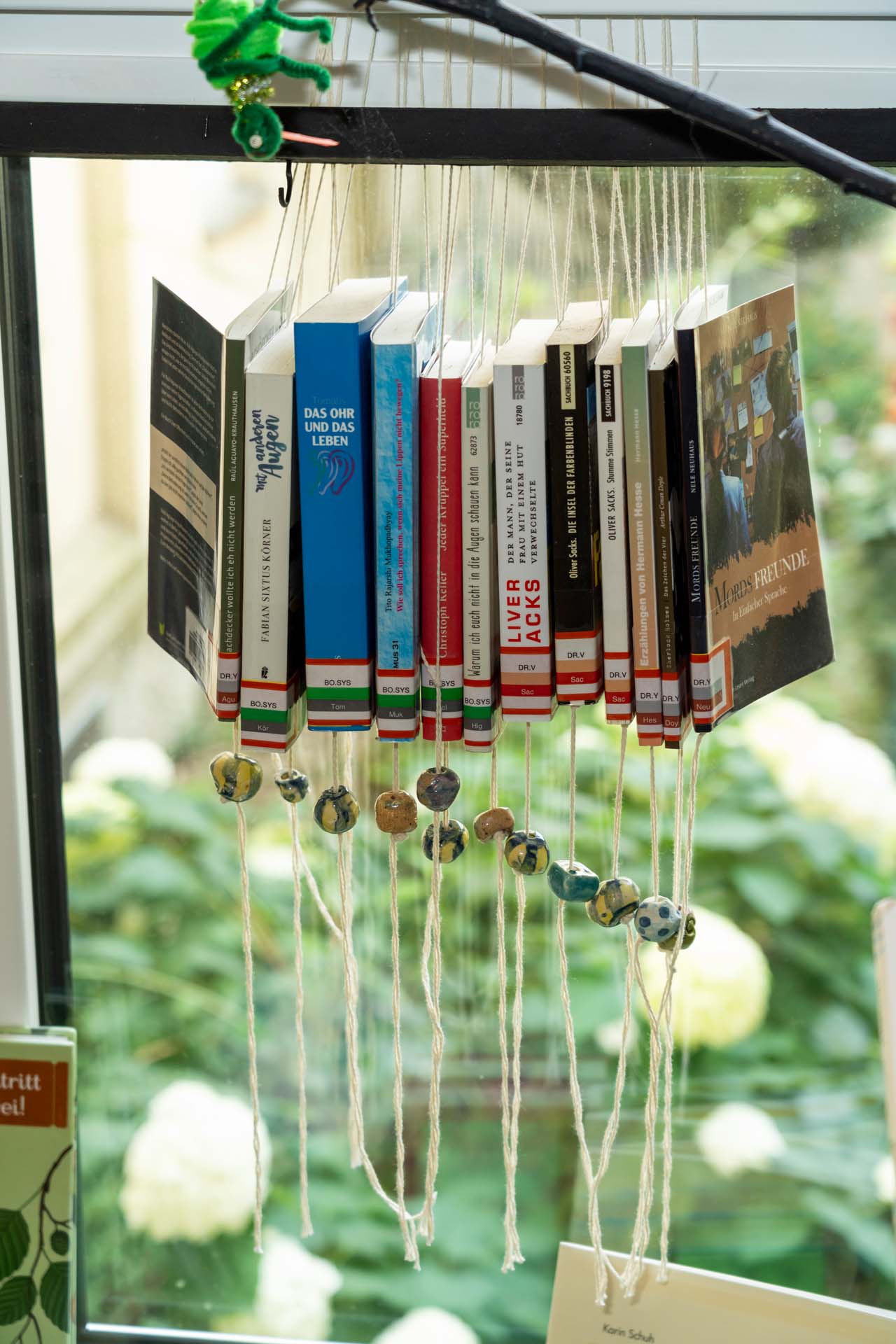 einige Bücher, an Fäden aufgehängt